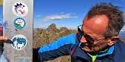 70 Alla croce di  Cima di Valle Pianella (2349 m) con gli amici della M.U.L.A. e il Torrione di Mezzaluna